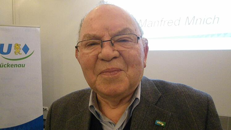 Manfred Mnich erhielt für 50-jährige Mitgliedschaft eine Urkunde sowie die Nadel in Gold. Foto: Regina Rinke