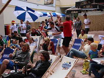 Fußball gucken und ein bisschen Strandflair genießen: Der Lichtenfelser Stadtstrand hatte in der ersten Woche nach seiner Eröffnung schon regen Besuch. Foto: privat