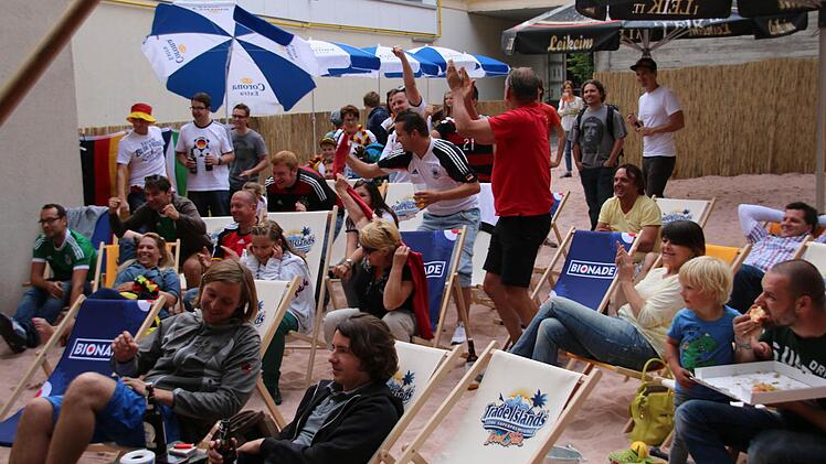 Fußball gucken und ein bisschen Strandflair genießen: Der Lichtenfelser Stadtstrand hatte in der ersten Woche nach seiner Eröffnung schon regen Besuch. Foto: privat