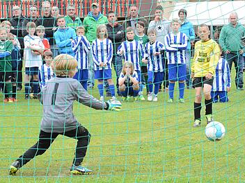Dramatik im U-11-Halbfinale: Nils Plenz verwandelt den entscheidenden Siebenmeter für den TSV Wollbach gegen Bad Neustadts Keeper Nick Demling. Foto: ssp