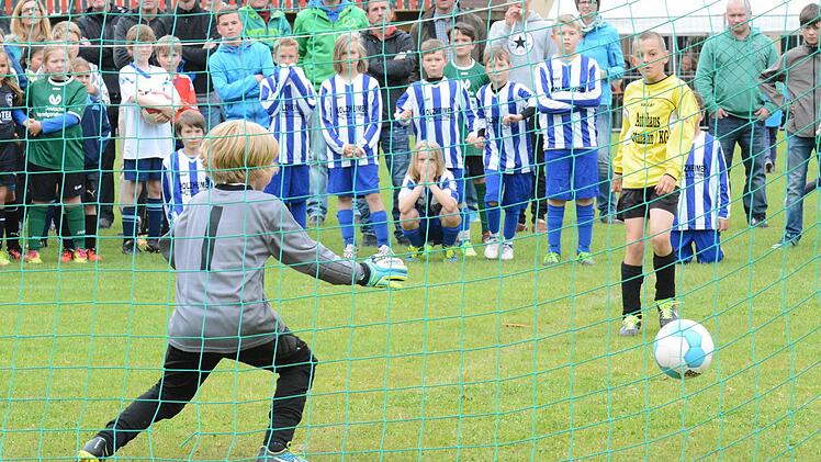 Dramatik im U-11-Halbfinale: Nils Plenz verwandelt den entscheidenden Siebenmeter für den TSV Wollbach gegen Bad Neustadts Keeper Nick Demling. Foto: ssp