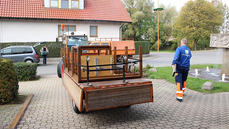 Das Mobiliar aus dem Sitzungssaal geht auf die Reise - in den Schulkeller Foto: Anette Schreiber