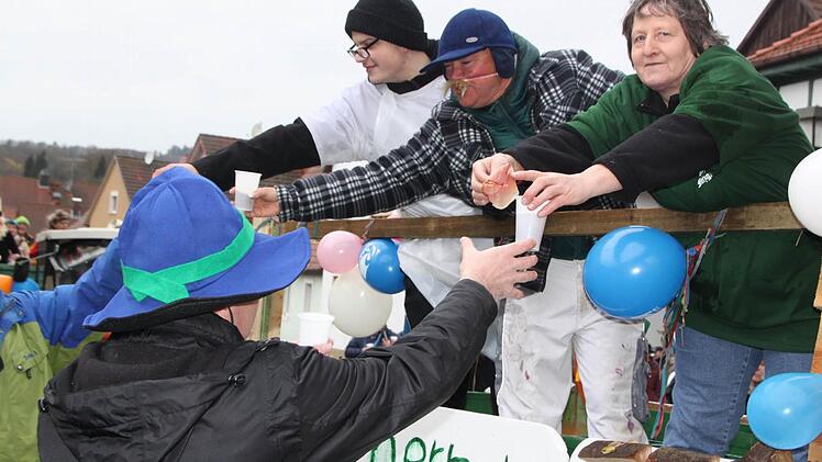 Von den Wagen herab wurden Speisen und Getränke an die Narren am Straßenrand verschenkt. Foto: Matthias Einwag