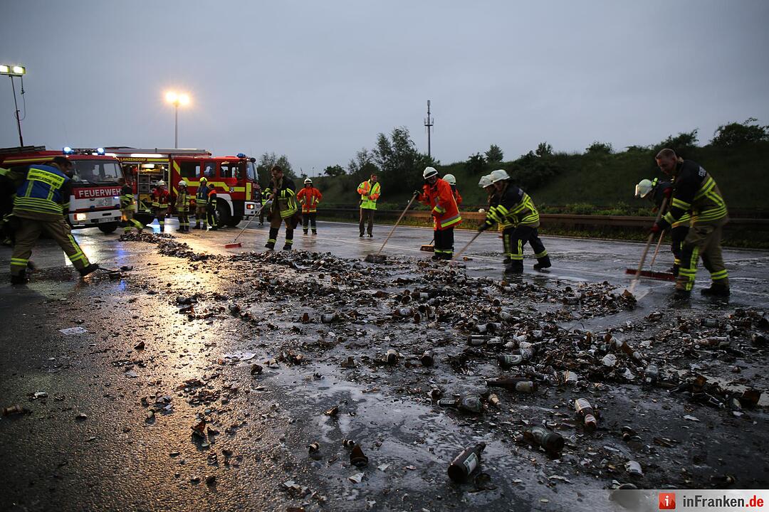 Ladungssicherung bei Getraenkelaster unzureichend - Lkw verliert etwa 200 Bierkaesten auf der Autobahn
