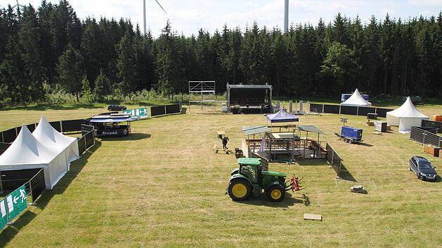 Die Aufbauarbeiten sind noch in vollem Gang. Unser Bild zeigt das Festivalgel&auml;nde. Im Hintergrund ist die Hauptb&uuml;hne zu sehen. Fotos: Alexander Hartmann
