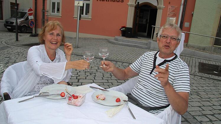 Detlef und Kristina Söder aus Oberasbach bei Nürnberg verbringen zwei Nächte auf dem Stadtsteinacher Campingplatz. Sie kamen gerne zum Diner en blanc - und Kristina Söder hat sich eigens noch ein paar weiße Schuhe für das Event in Stadtsteinach gekauft. Foto: Sonny Adam