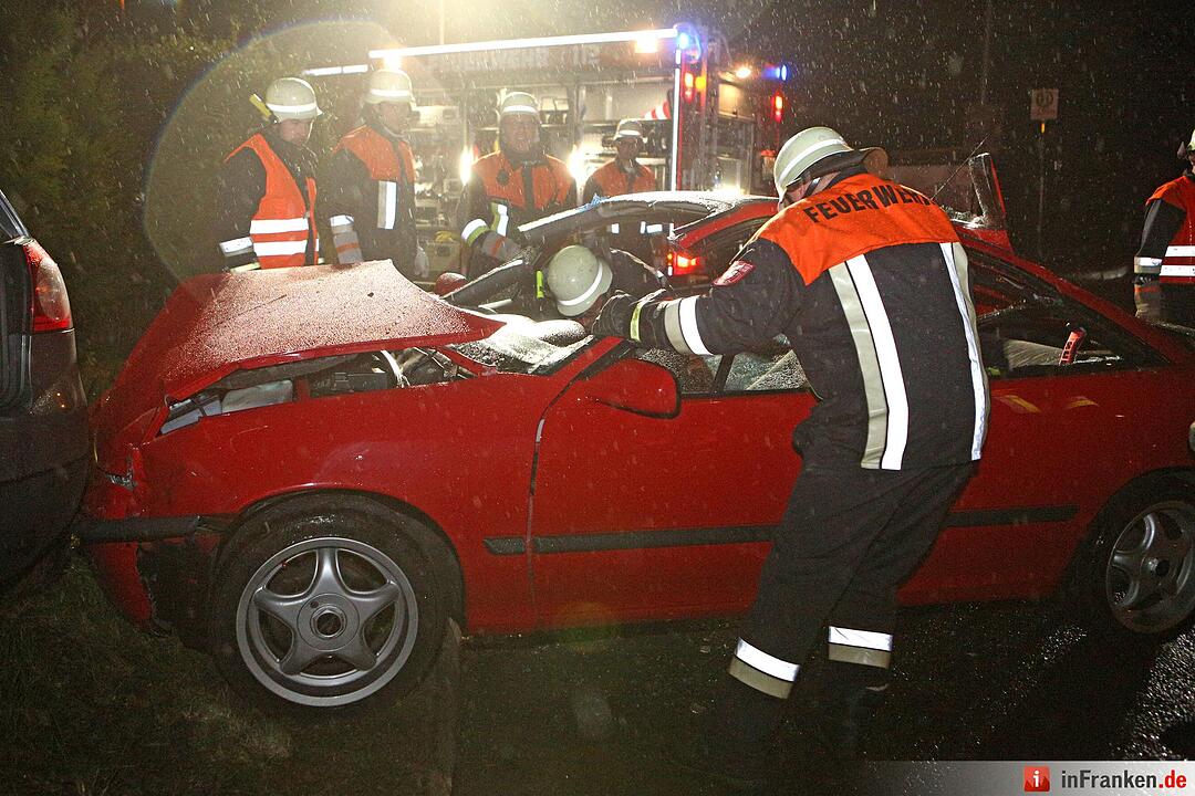 Feuerwehr muss Mitfahrer nach Vorfahrtsunfall befreien