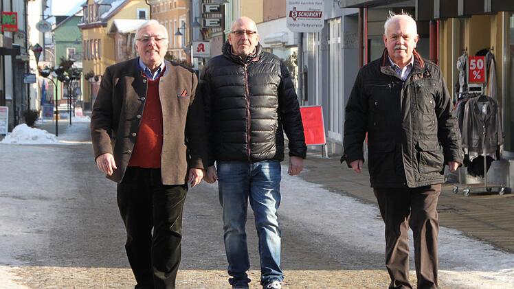 Die drei Sprecher der Werbegemeinschaft Bad Brückenau Georg Roth (von links), Gerhard Fläschner und Hermann Knüttel setzen sich für die Belebung der Innenstadt ein. Foto: Ulrike Müller