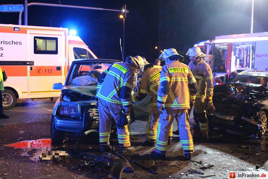 Frontalcrash in Bayreuth: Autos kollidieren - drei Menschen verletzt