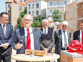 Stephan Kirchner, Vorstandsvorsitzender der Sparkasse, beim Befüllen der "Zeitkapsel"  Fotos: Matthias Hoch
