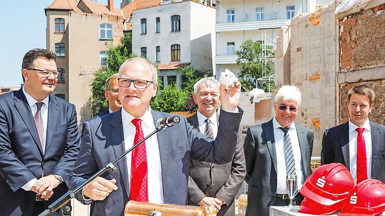 Stephan Kirchner, Vorstandsvorsitzender der Sparkasse, beim Befüllen der "Zeitkapsel"  Fotos: Matthias Hoch