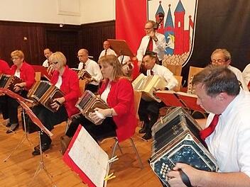 Das Bandonion-Orchester aus Neustadt brillierte mit seinem Auftritt in Lichtenberg. Foto: Hilmar Beetz