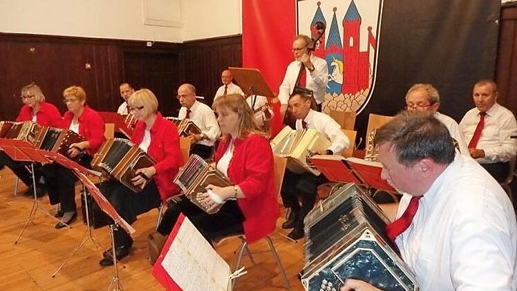 Das Bandonion-Orchester aus Neustadt brillierte mit seinem Auftritt in Lichtenberg. Foto: Hilmar Beetz