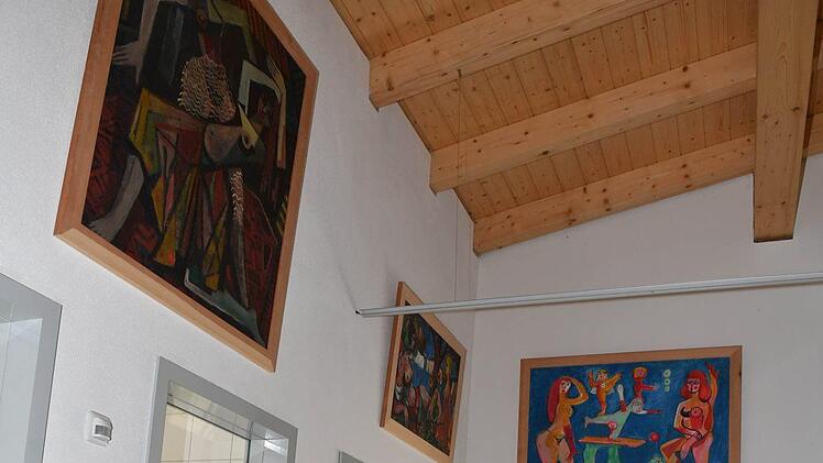 Auch in den Sanitärräumen hängt Kunst. Foto: Ronald Rinklef