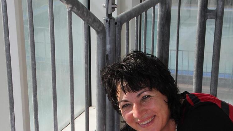 Stufe für Stufe arbeitet sich diese Frau den Turm zur Rutsche hinauf. Sie schleift Ablagerungen ab, die die Feuchtigkeit hinterlassen hat. Foto: Ulrike Müller