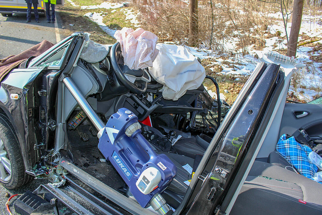 Autofahrer prallt im Kreis Fürth gegen Baum und stirbt