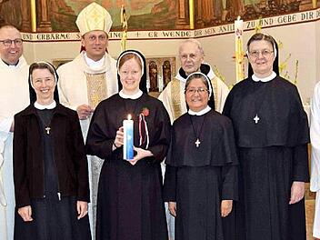 Die Professfeier gestalteten (von links) Ministrant Maik Hupe, Diakon Georg Paszek, Schwester Dr. Martina Selmaier (Kongregationsvikarin), Weihbischof Herwig Gössl, Schwester Philippa Haase, Spiritual Pater Bernhard Braun, Schwester Victoria Naupari Osorio (Noviziatsleiterin), Schwester Regina Pröls (Kongregationsleiterin) und Ministrant René Biermann. Foto: Andreas Welz