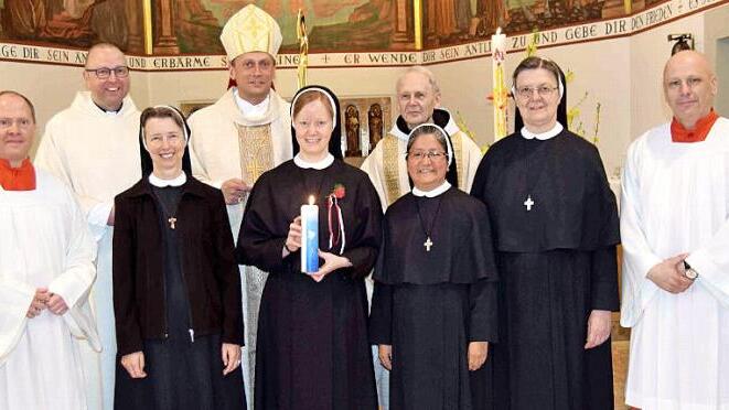 Die Professfeier gestalteten (von links) Ministrant Maik Hupe, Diakon Georg Paszek, Schwester Dr. Martina Selmaier (Kongregationsvikarin), Weihbischof Herwig Gössl, Schwester Philippa Haase, Spiritual Pater Bernhard Braun, Schwester Victoria Naupari Osorio (Noviziatsleiterin), Schwester Regina Pröls (Kongregationsleiterin) und Ministrant René Biermann. Foto: Andreas Welz
