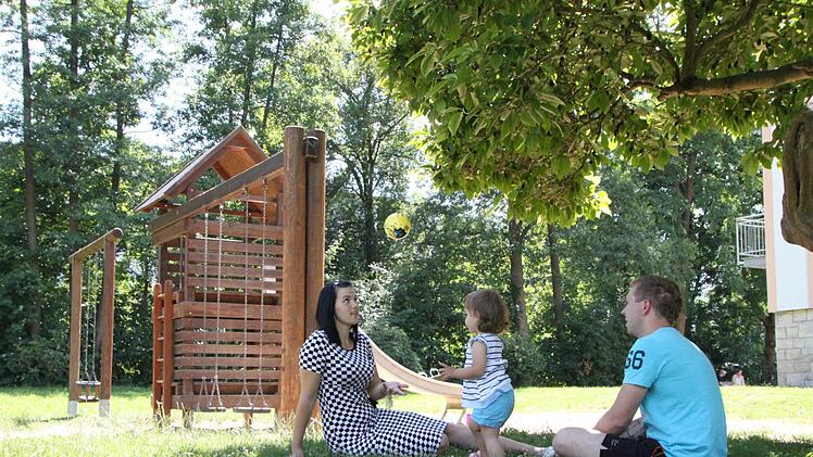 Gern kommen Familien auf den Spielplatz im Bad Brückenauer Georgi-Kurpark. Gleich nebenan wird im Gebäude der Musikschule die Koordinationsstelle für Bildungs- und Freizeitangebote entstehen. Dort laufen dann die Fäden für die Netzwerkarbeit zusammen. Foto: Ulrike Müller/Archiv