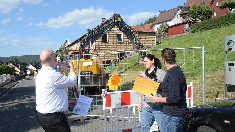 Eine Fachfirma ist derzeit mit dem Abriss des Gebäudes in der Grüner Straße 25 beschäftigt. Bei einer Baustellenbegehung, von links, Bürgermeister Egon Herrmann, Tanja Renner (Verwaltungsfachangestellte) und Markus Wagner (Geschäftsleiter).K.-H. Hofmann