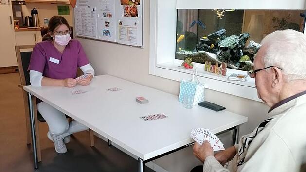 Kartenspielen geht nur mit Abstand.  Foto: Evelyn Schneider