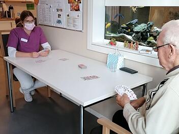 Kartenspielen geht nur mit Abstand.  Foto: Evelyn Schneider