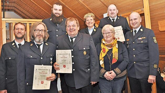 F&uuml;r ihren 40-j&auml;hrigen aktiven Dienst wurden Thomas Barnickel und Werner Dirauf (vorne mit Urkunden) ausgezeichnet sowie Stefan Rupprecht (hinten) f&uuml;r 25-j&auml;hrigen aktiven Dienst.