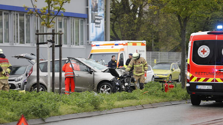 Auto kommt von Fahrbahn auf begr&uuml;nten Mittelstreifen ab: Zwei Verletzte