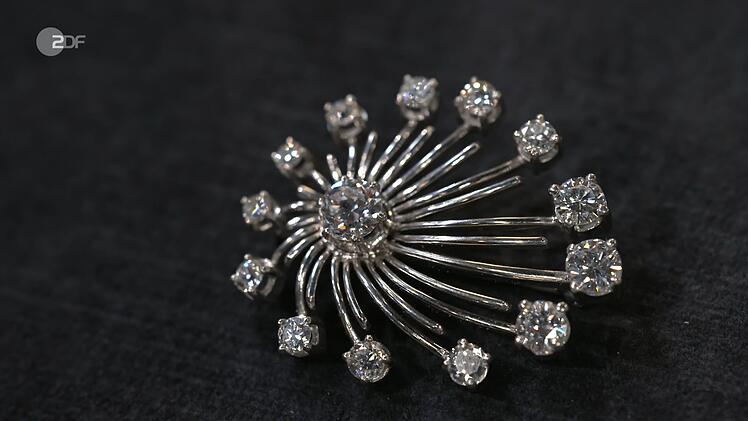 Die Brosche von Verk&auml;uferin Renate war aus Wei&szlig;gold und mit rund 2,4 Karat Diamanten besetzt.