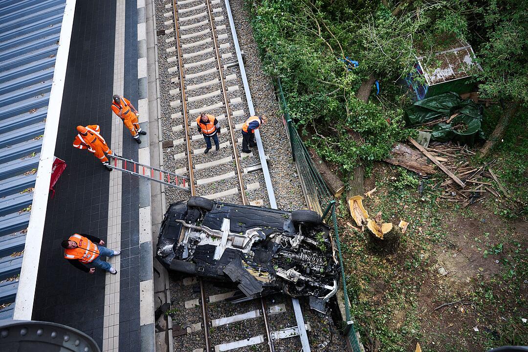 Unfall: Auto im Gleisbett