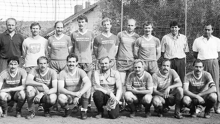 Die "Alten Herren" des TSV Reiterswiesen tragen sich in die Siegerliste der Bad Kissinger Stadtmeisterschaften ein. Das Team im Bild mit (stehend, von links) Hubert Vogel, Helmut Bickert, Werner Vogel, Reinhold Hofmann, Wolfgang Beil, Peter Heil, Edi Schneider, Egon G&ouml;bel und Edgar Vormwald sowie (vorne, von links) Norbert Vogel, Bernd Kiesel, Norbert Kiesel, Paul Six, Wolfgang Kleinhenz, J&uuml;rgen Scheit und G&uuml;nther Vogel.