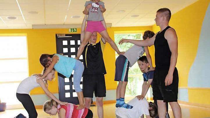 "Jetzt die Arme ausbreiten!" - Die kleine Akrobatin scheint noch skeptisch zu sein.  Fotos: Laura Scheler