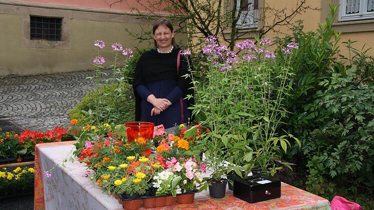 Doris Otzelberger, die Gemeindereferentin, brachte mit ihrer Blumenbörse einen Tupfer Farbe in die anfangs noch recht regengraue Stimmung.