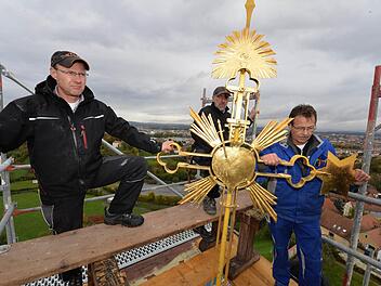 Ralf Barten, Helmut Fickert und Alfred Tröppner (von links nach rechts) auf dem Kirchturm Foto: Ronald Rinklef