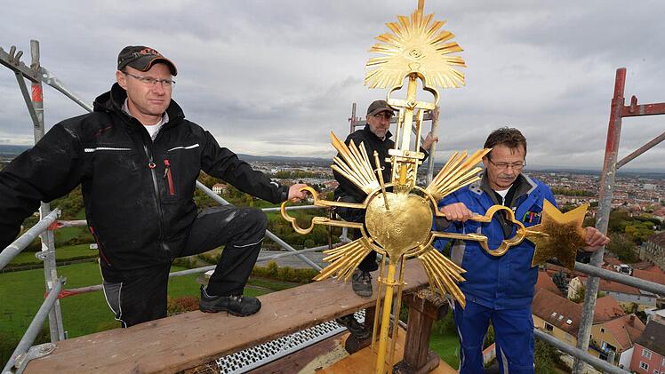 Ralf Barten, Helmut Fickert und Alfred Tröppner (von links nach rechts) auf dem Kirchturm Foto: Ronald Rinklef