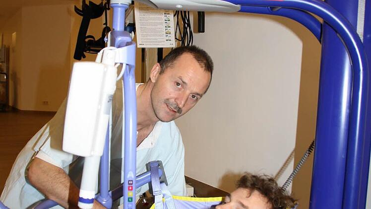 Intensiv-Koordinator Thomas Zier (links) zeigt, wie schwer kranke Patienten mit modernen Hilfsmitteln behandelt werden.