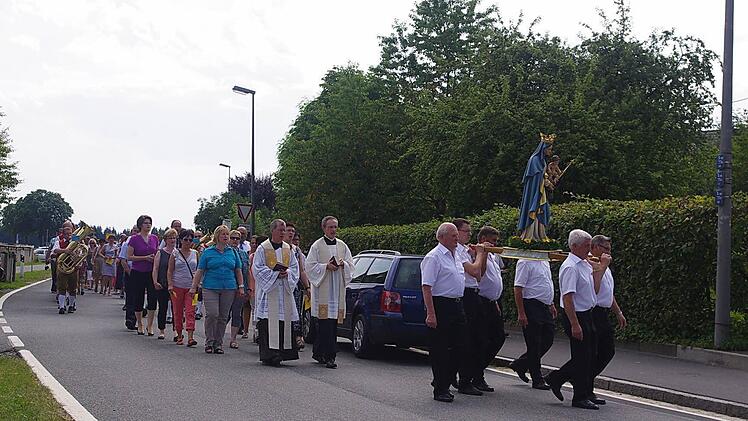 Bild von der Marienprozession 2014 durch Lahm am Sonntagnachmittag. Foto: Heike Schülein