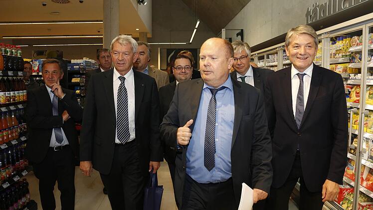 Betreiber Werner Massak mit Landrat Johann Kalb (li.) und MdL Heinrich Rudrof