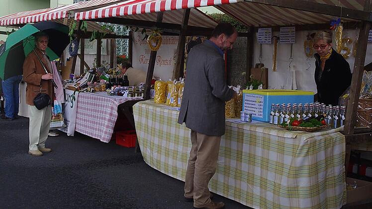 Bei der Eröffnung gab es viele schöne und nützliche Naturprodukte zu erwerben.  Foto: Heike Schülein