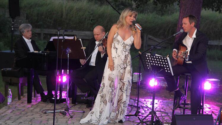 Deborah Sesson mit ihren Begleitmusikern in Kronach Foto: Michael Wunder