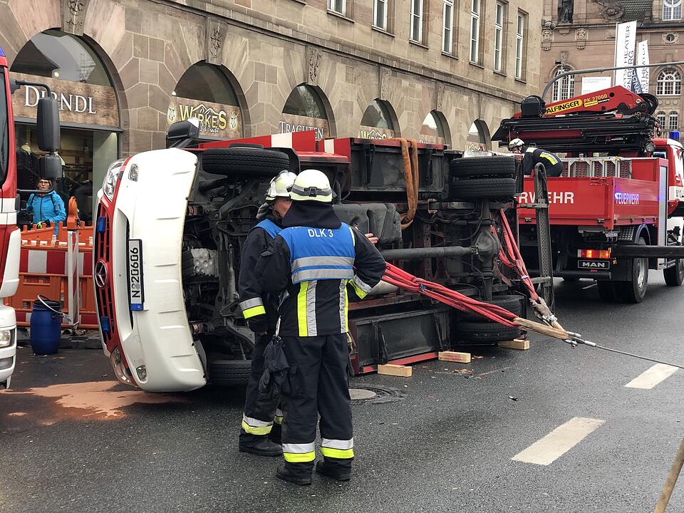 Feuerwehrwagen auf Einsatzfahrt verunglückt