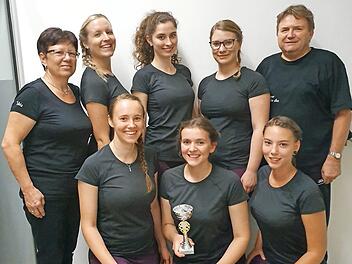 Das Team des Radsportvereins "Solidarität" Reuth im 6er-Einrad der Elite beim Bundespokal: (kniend, v. l.) Veronika Lurz, Anne Voit und Tina Katholing. (Stehend, v. l.) Trainerin Silvia Bittruf, Vanessa Schwarz, Marie Fischer, Annika Stumpf sowie Sportleiter und Vorsitzender Thomas Bittruf.  Foto: RSV Reuth