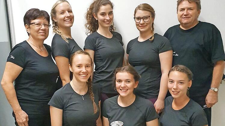 Das Team des Radsportvereins "Solidarität" Reuth im 6er-Einrad der Elite beim Bundespokal: (kniend, v. l.) Veronika Lurz, Anne Voit und Tina Katholing. (Stehend, v. l.) Trainerin Silvia Bittruf, Vanessa Schwarz, Marie Fischer, Annika Stumpf sowie Sportleiter und Vorsitzender Thomas Bittruf.  Foto: RSV Reuth