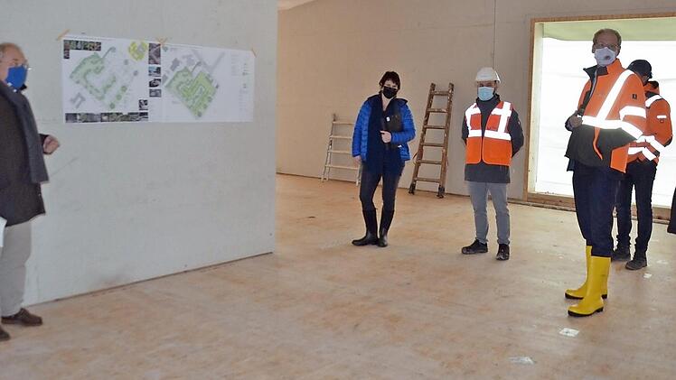 Architekt Jürgen Bisch erläutert im Foyer der künftigen Kindertagesstätte den Baufortschritt.