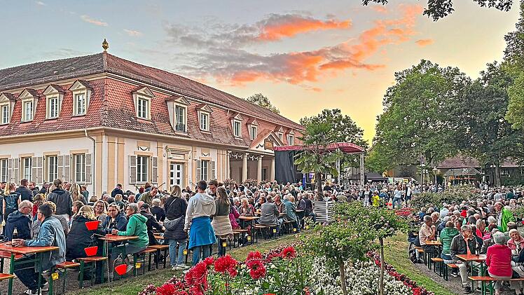 Der Kurpark Bad Bocklet zeigt sich zur Gartenparty von seiner stimmungsvollsten Seite.