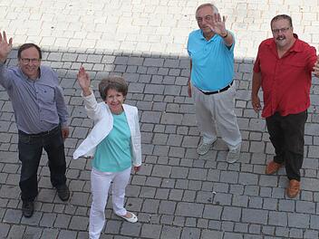 Aus der Perspektive eines Dundus wären die Winkenden - Günter Mix, Bürgermeisterin Bianca Fischer, Josef Breunlein und Manfred Rauh (von links) - wohl nur so groß. Foto: Markus Häggberg