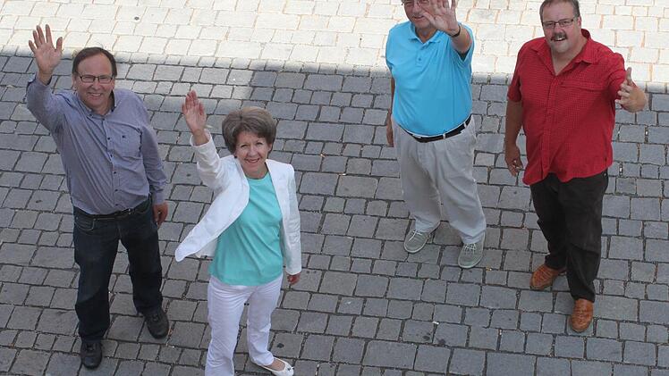 Aus der Perspektive eines Dundus wären die Winkenden - Günter Mix, Bürgermeisterin Bianca Fischer, Josef Breunlein und Manfred Rauh (von links) - wohl nur so groß. Foto: Markus Häggberg
