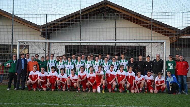 Zur Siegerehrung trafen sich die Finalisten samt Trainern und Betreuern sowie die Funktionäre des Bayerischen Fußballverbandes zum gemeinsamen Fototermin. Foto: privat