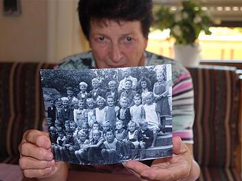 Sieglinde Kleinhenz erzählt von ihrer Schulzeit 1945 bis 1953 in Wartmannsroth und zeigt ihr Klassenfoto von 1947. Fotos: Gerd Schaar