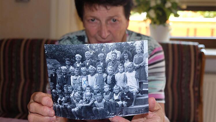 Sieglinde Kleinhenz erzählt von ihrer Schulzeit 1945 bis 1953 in Wartmannsroth und zeigt ihr Klassenfoto von 1947. Fotos: Gerd Schaar